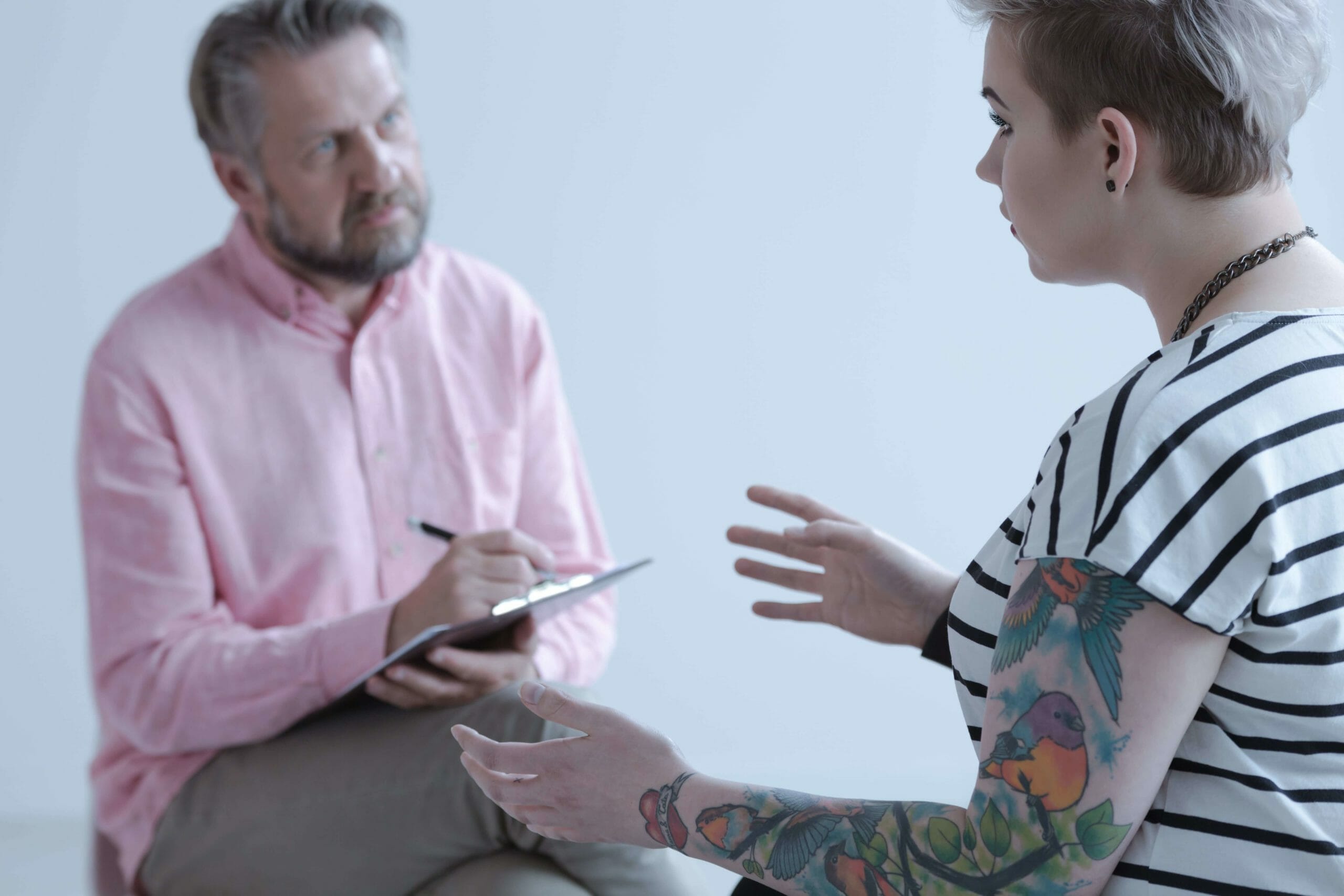 teen explaining issues to a therapist in drug rehab